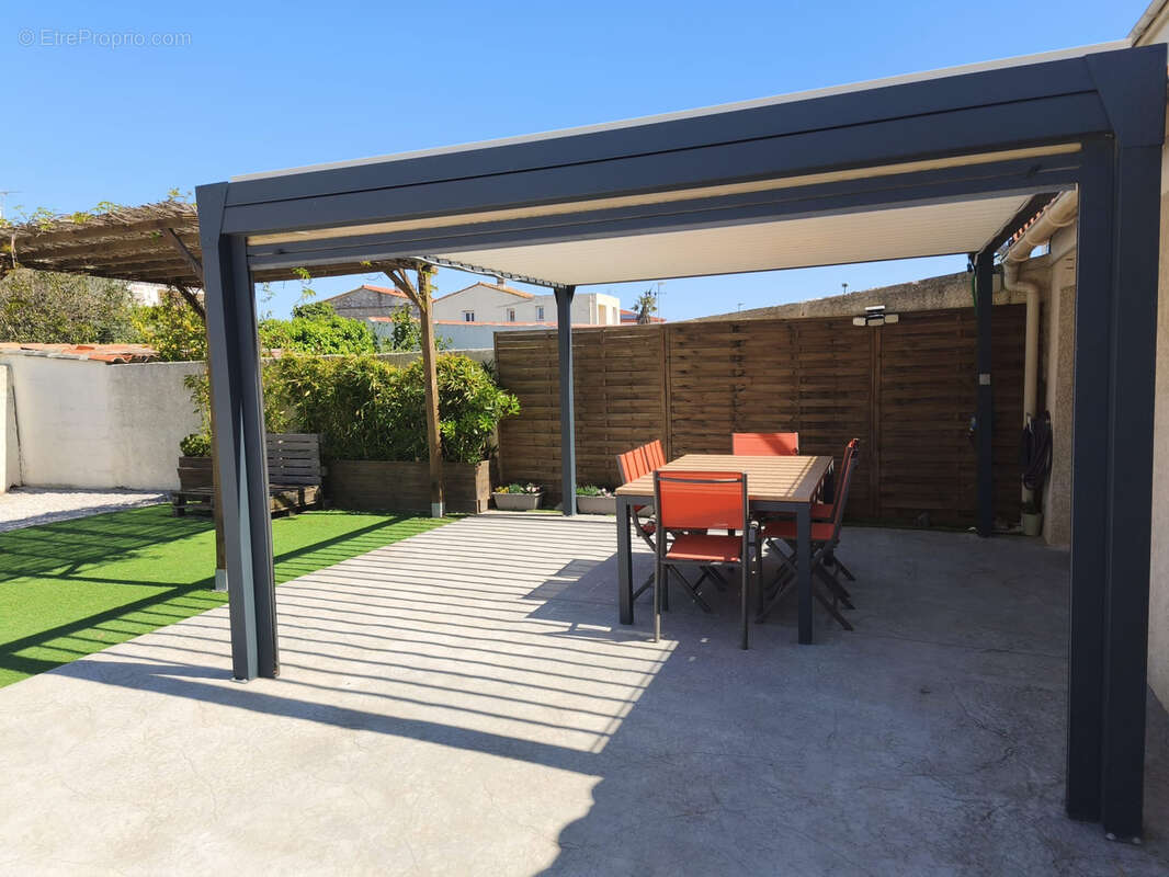 Maison à SAINT-LAURENT-DE-LA-SALANQUE