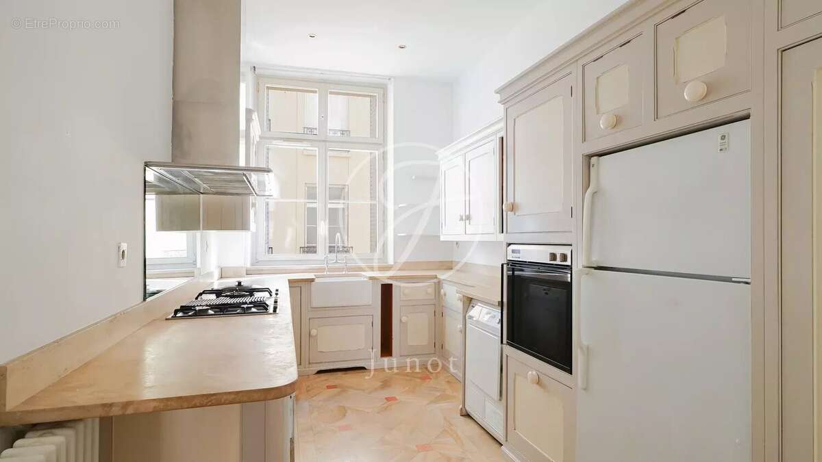 Appartement à PARIS-8E