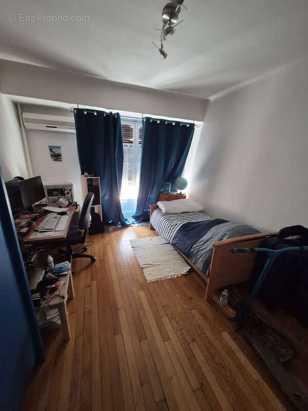 Investissement locatif sécurisé   Grand T3 de 69 m2 avec loggia, parking, cave et grenier, dans le BOUCHON de - photo 3