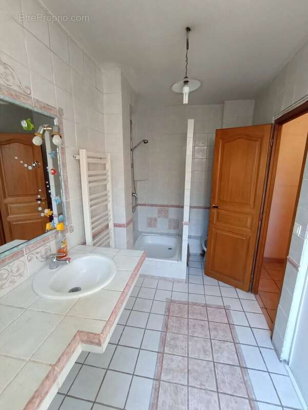 Appartement à SAINT-LAURENT-DU-VAR