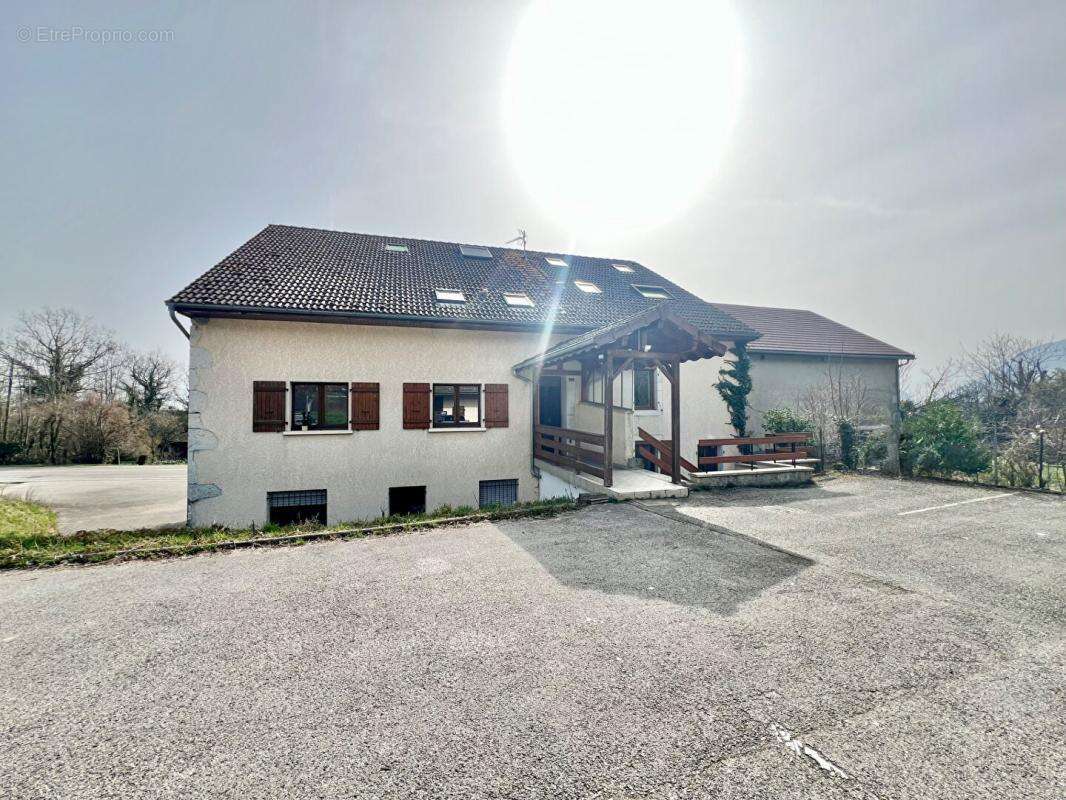 Appartement à PERON