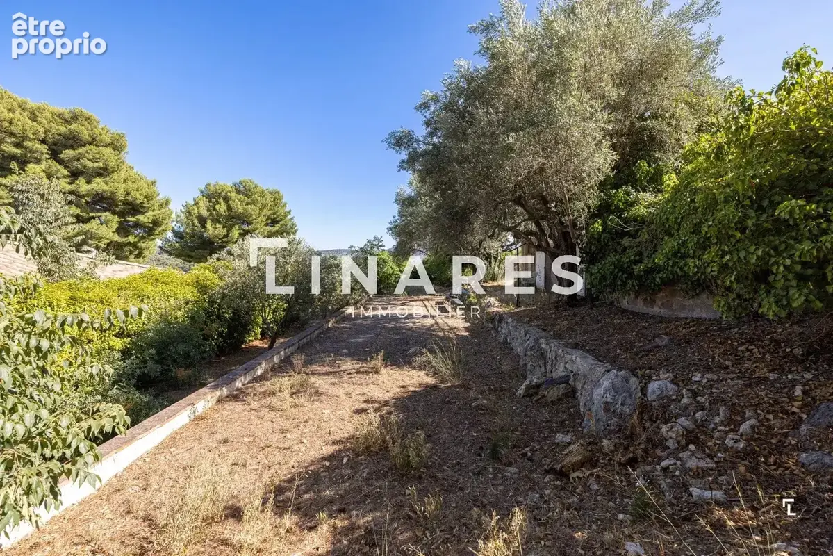 PLEIN SOLEIL - Villa T6 de 206m² - Piscine - Cuisine d'été - Terrain de 3400m² - 13011 LA TREILLE - photo 25