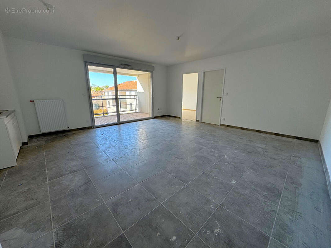 Appartement à PINS-JUSTARET