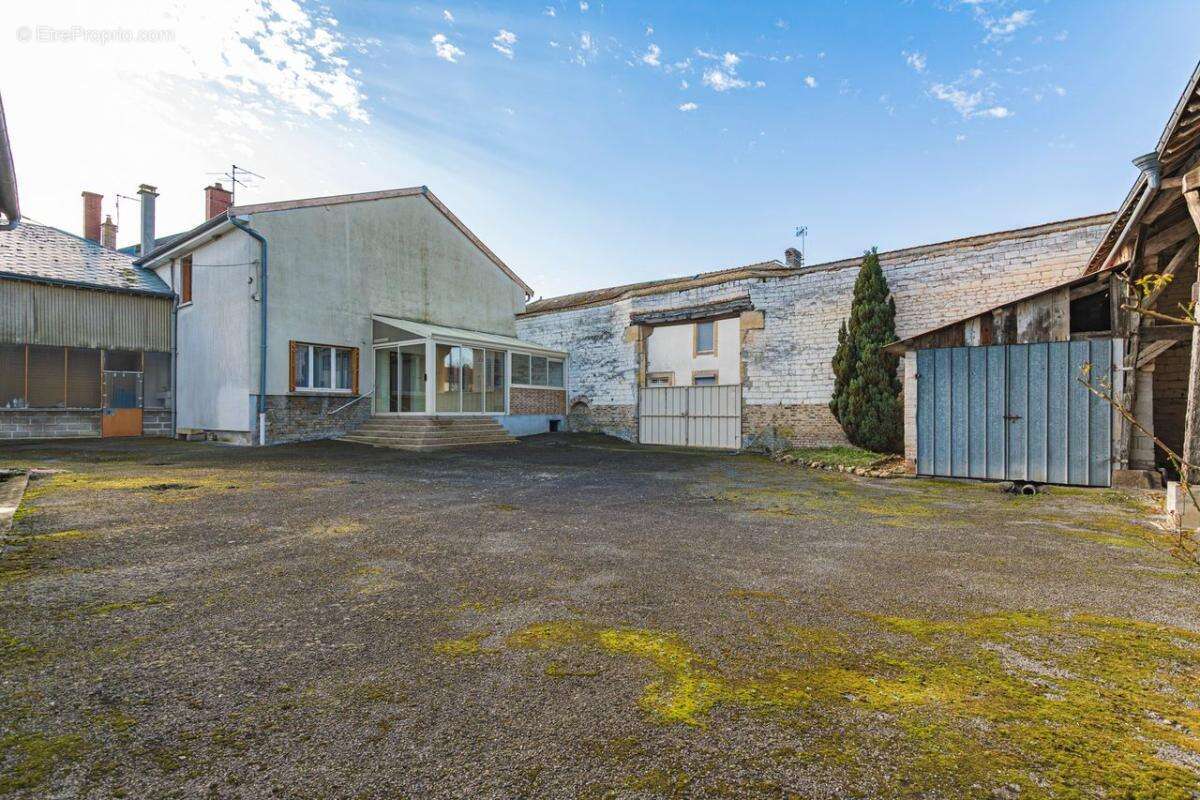 Corps de ferme, maison et dépendances - photo 12