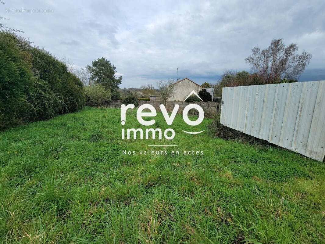 Terrain à SAINT-REMY-EN-MAUGES