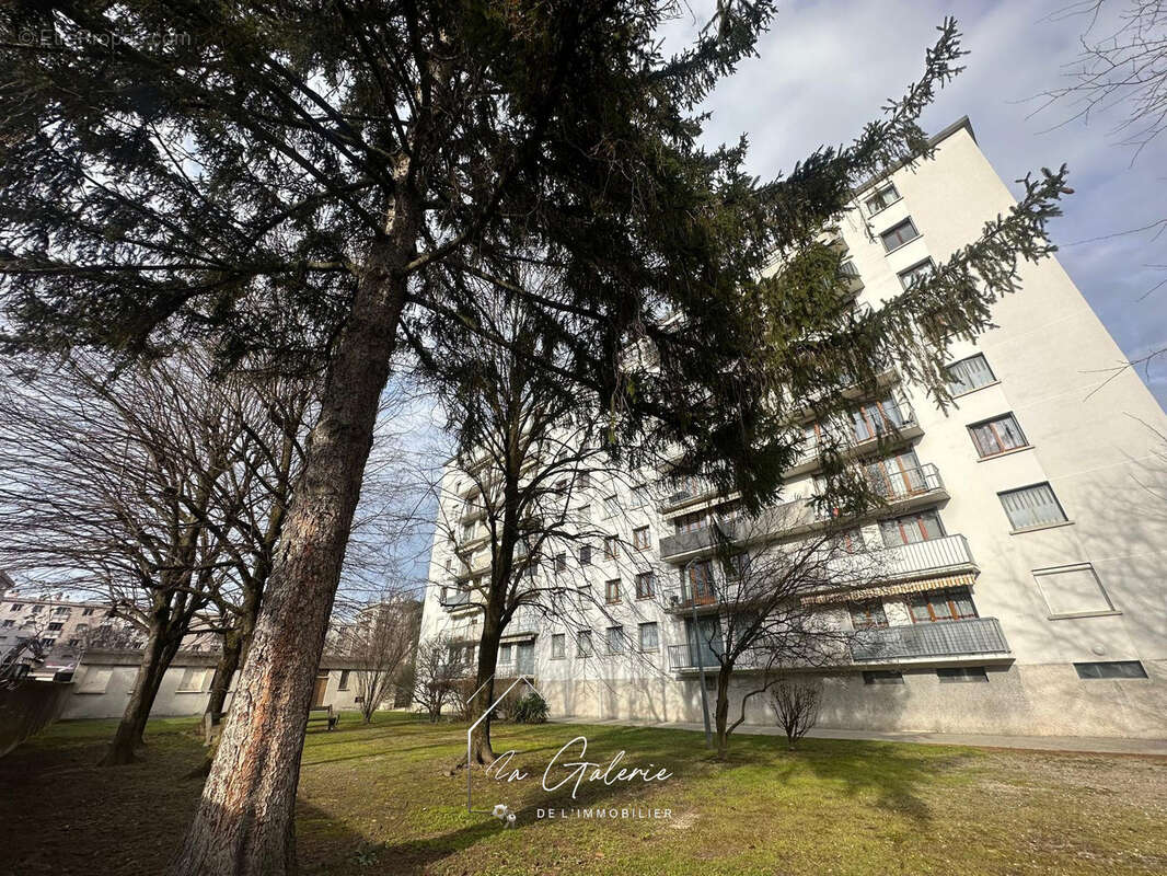 Appartement à SAINT-MARTIN-D'HERES