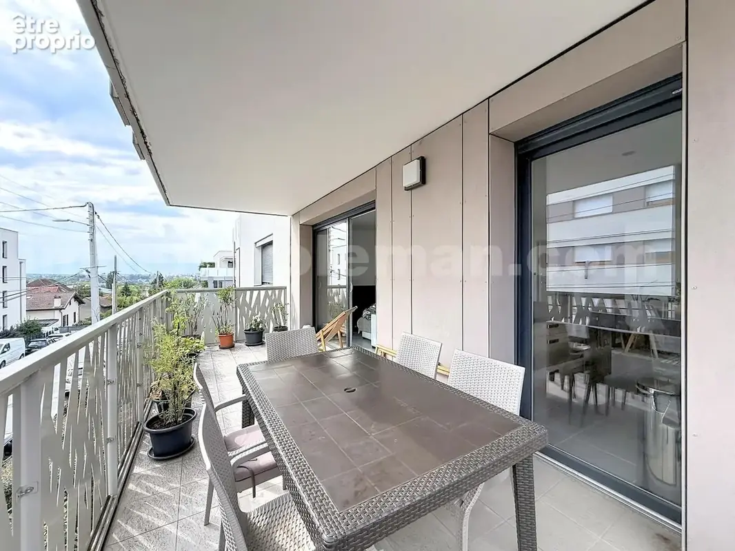Appartement_T4_Annemasse_belle_superficie_proximitée_frontière_Suisse_tram_Ceva_direction_GENEVE_Frontaliers_Salon_Séjour_Salle_a_manger_Cuisine_balcon_