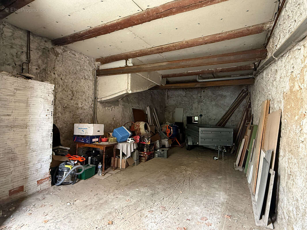 Maison à LA ROQUE-D&#039;ANTHERON