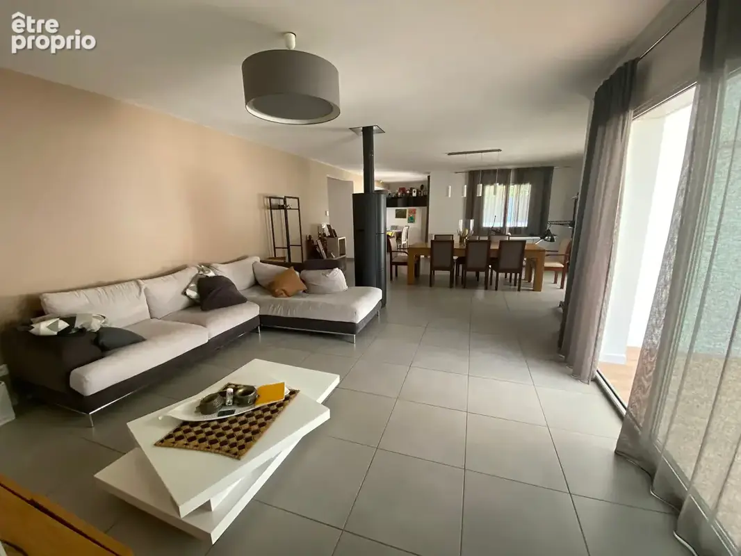 Une maison rare par ses volumes et sa configuration, à découvrir sans tarder à Lons. - photo 4