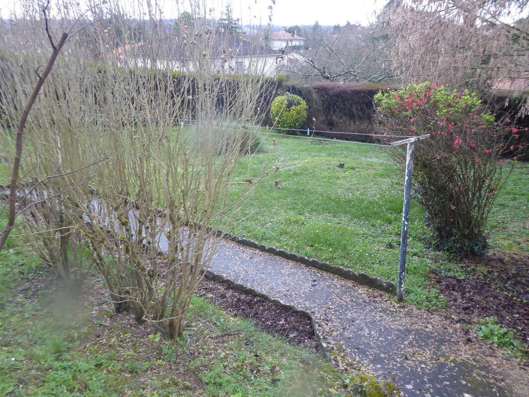 Maison à MONTMOREAU-SAINT-CYBARD