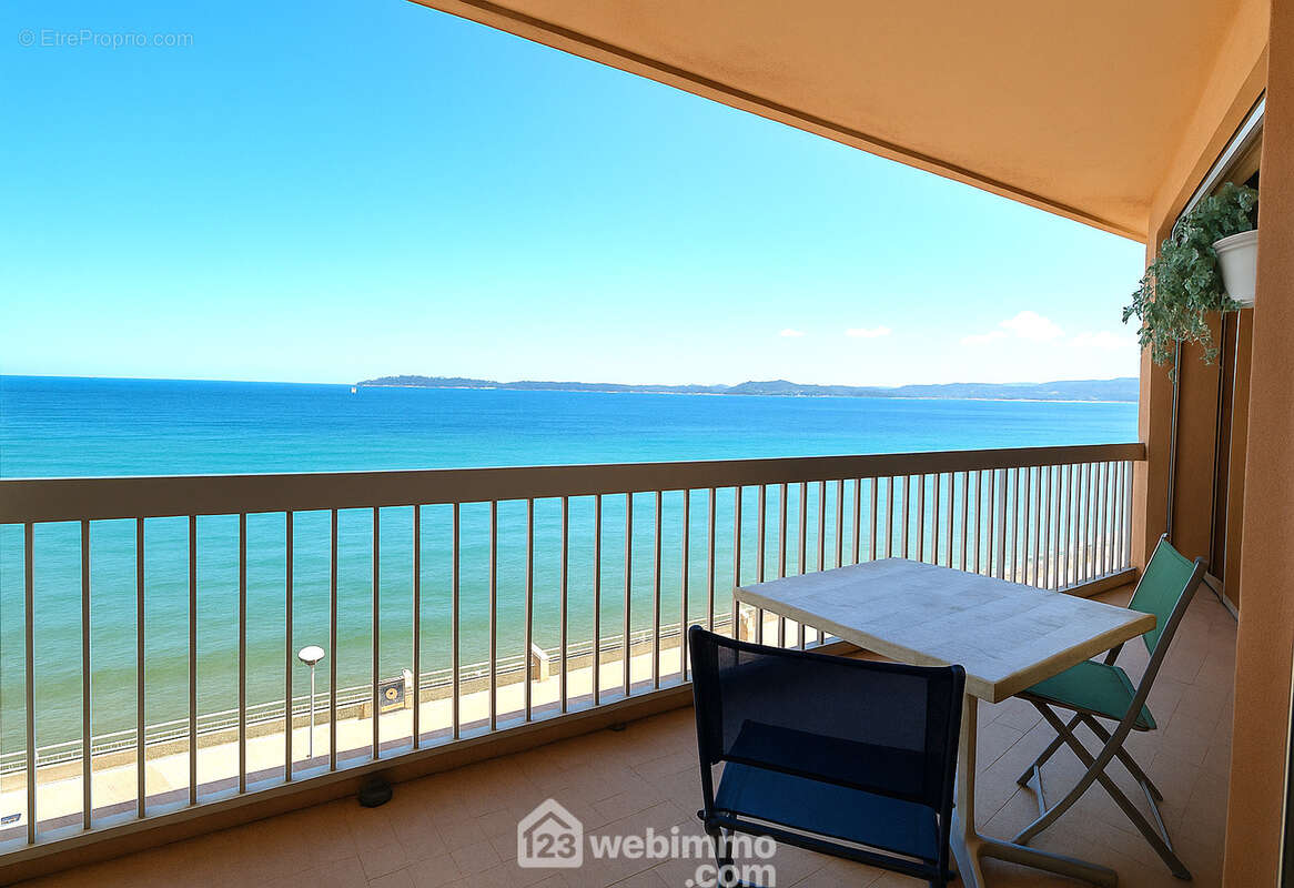 Une chambre qui s?ouvre directement sur la terrasse et le bleu infini de la mer. - Appartement à SAINTE-MAXIME