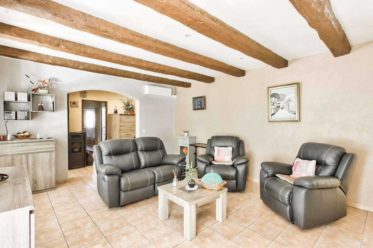 Maison de plain pied T4 de 92 m² sur 1000 m² de terrain avec 2 garages et dépendances à TAVERNES 83670 - photo 5