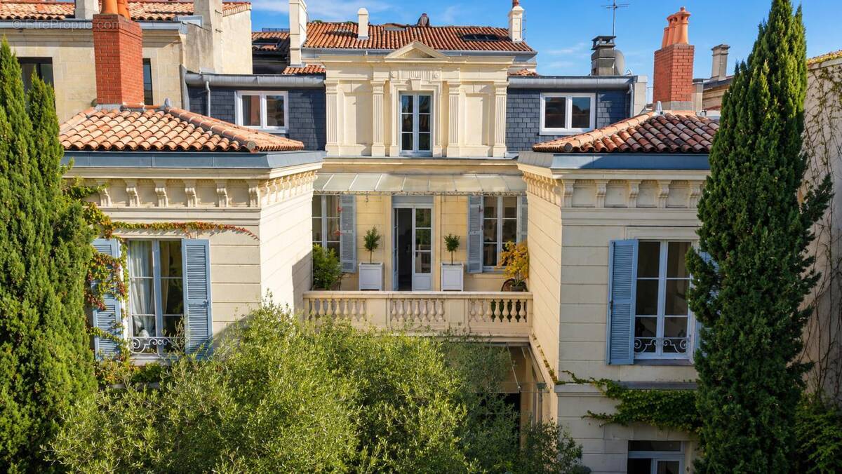 Maison 8 pièces 310 m² · à Bordeaux · 310 m² · 1 976 000 €