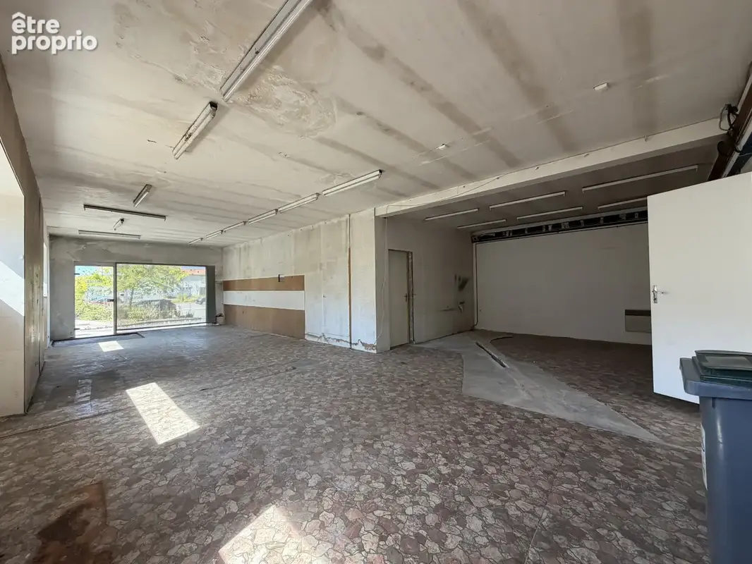 AIZENAY plein centre-ville, local commercial + appartement loué - photo 9