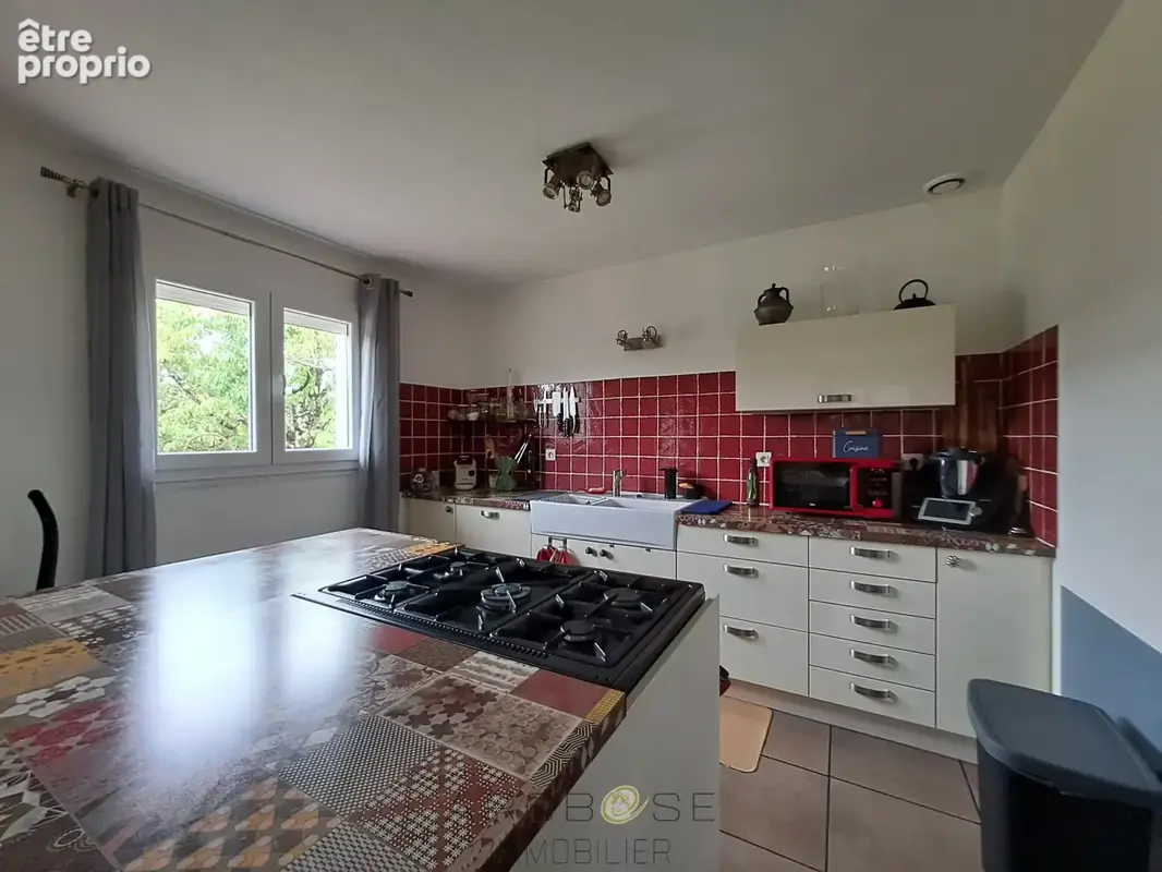 Maison de charme avec jardin, à pied des commerces, avec un  espace pro. - photo 7