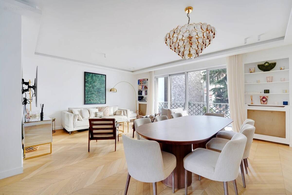 Appartement à PARIS-16E