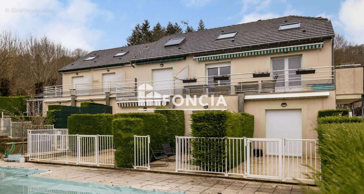 Appartement à SALLES-CURAN