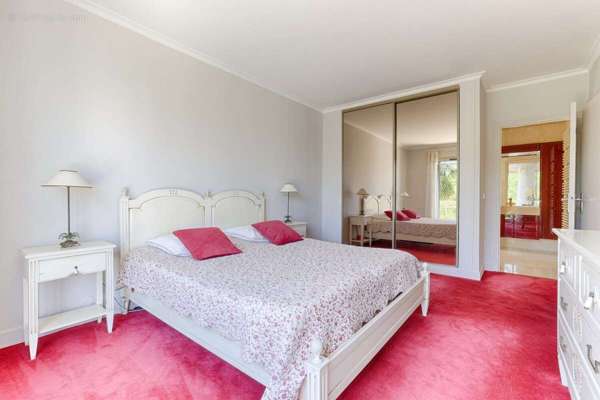 Appartement à LA GARENNE-COLOMBES