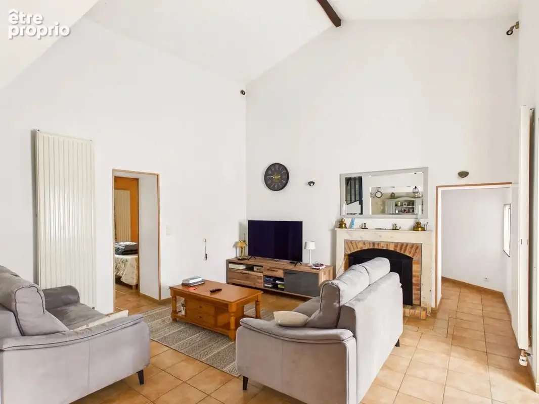 Maison familiale de plain-pied avec piscine, grand garage et potentiel d'agrandissement - photo 2