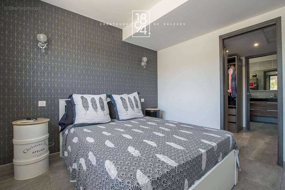 Maison À Vendre T6 Marseille 13011  Eoures  180m²  Piscine chauffée  Jacuzzi  Jardin paysagé  Salle de cinéma - photo 11