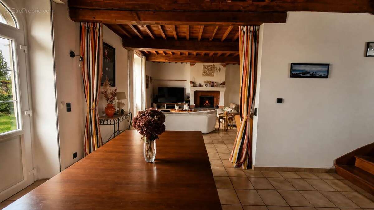 Maison de 5 pièces dans un village au calme - photo 2