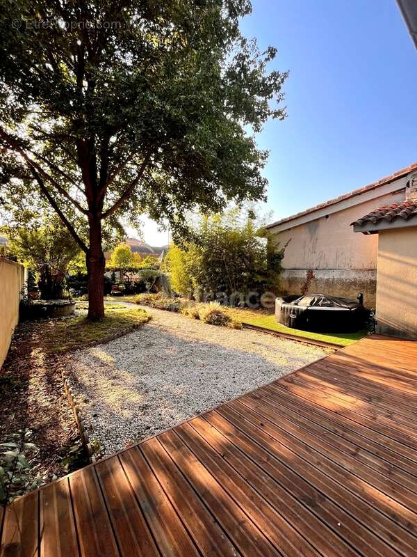 Jolie maison en plein centre de FLEURANCE (32), 165 m2, 5 pièces, 3 chambres, cave, jardin clos et puits - photo 19