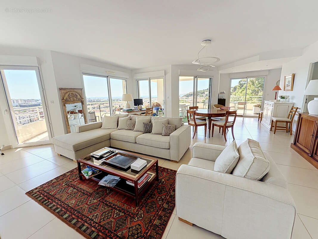 Appartement à SAINT-LAURENT-DU-VAR