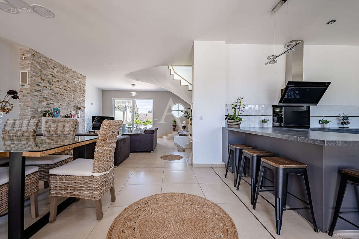 Maison à LIMEIL-BREVANNES