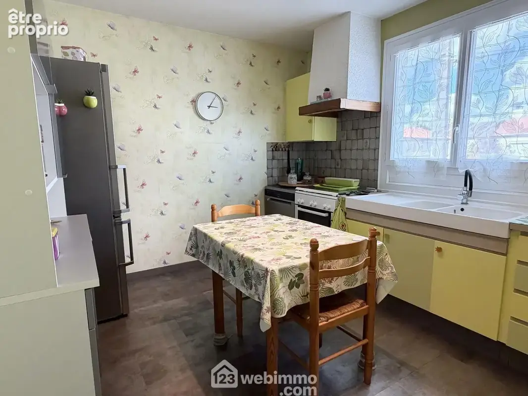 La cuisine de 11.40m² est aménagée.