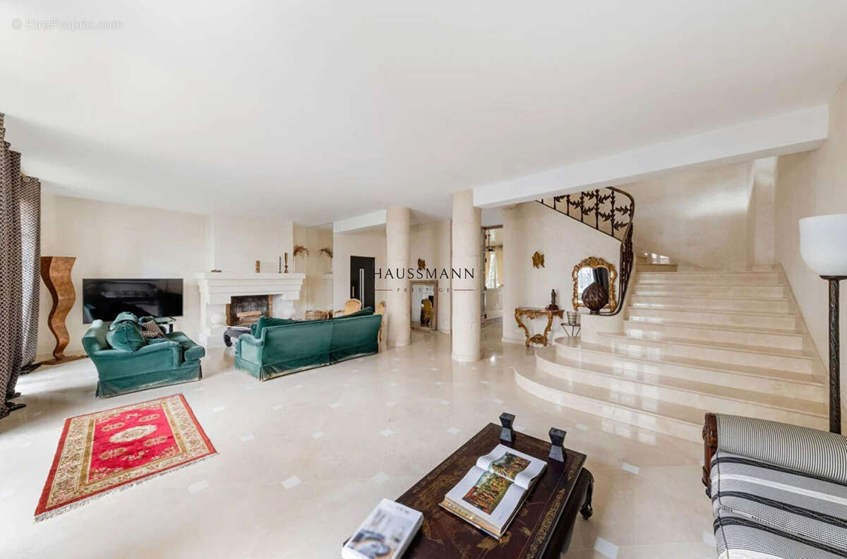 Appartement à NEUILLY-SUR-SEINE