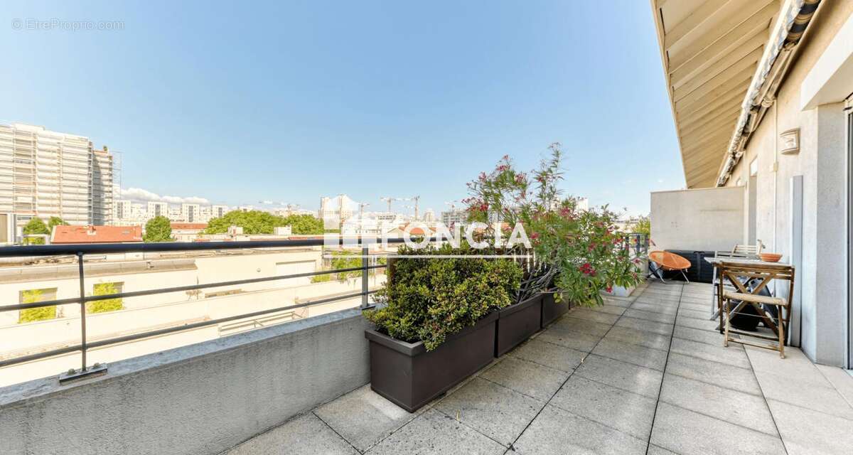 Villeurbanne gratte-ciel – duplex 147m² – dernier étage – terrasse & vue dégagée - photo 2