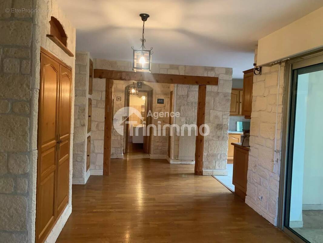 Appartement à SAINT-LAURENT-DU-VAR