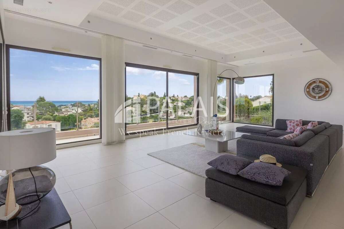 ANTIBES – RASTINES // Villa Contemporaine 240 m² – Jardin – Piscine – Vue Panoramique - photo 5