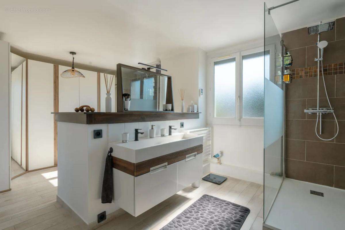 Maison rénovée 6 pièces 153 m² à Antony - photo 9
