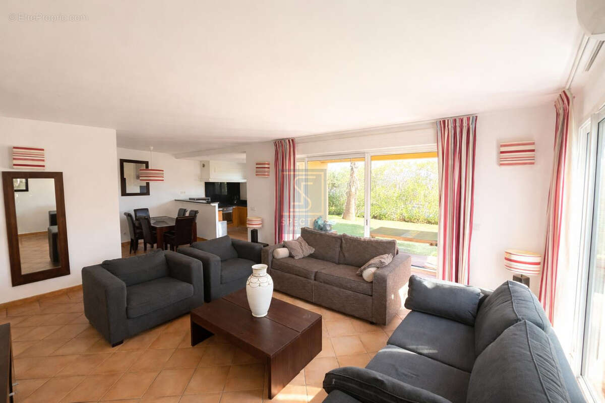 Maison à ROQUEBRUNE-SUR-ARGENS