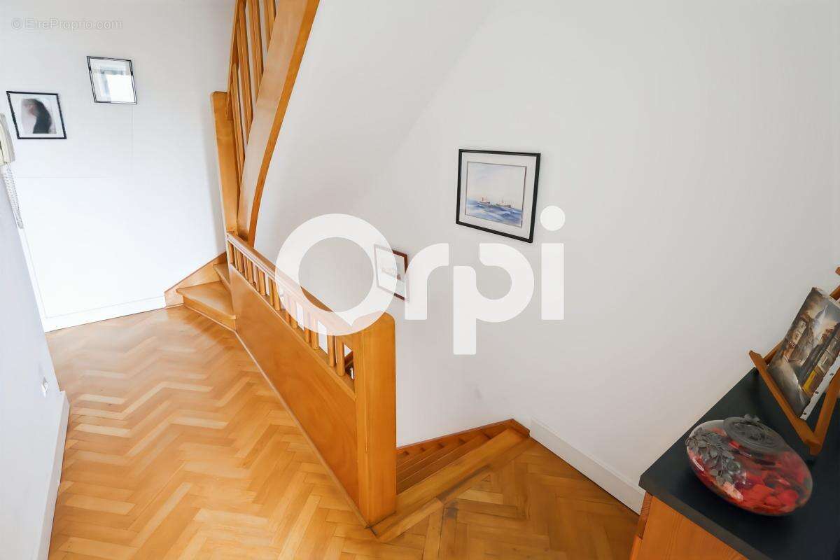 Maison 5 chambre(s), garage, buanderie, cuisine d'été, véranda, cave, jardin et terrasse exposés sud-ouest à ROSENDAËL (59240) - photo 7