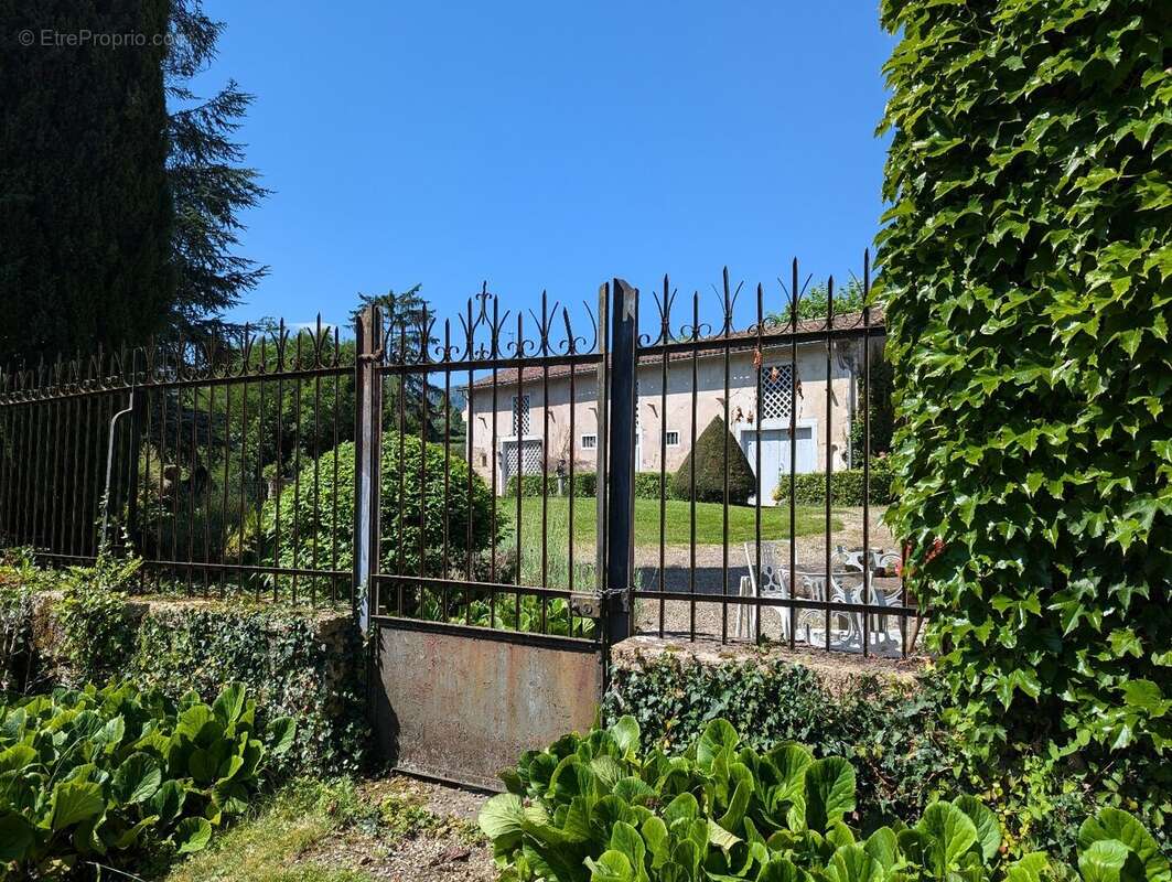 Manoir du XVIIe siècle sur 14500 m² de terrain - photo 17