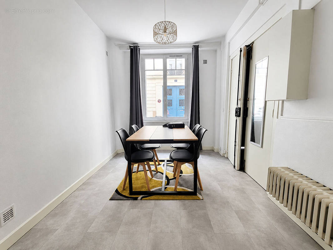Commerce à PARIS-9E