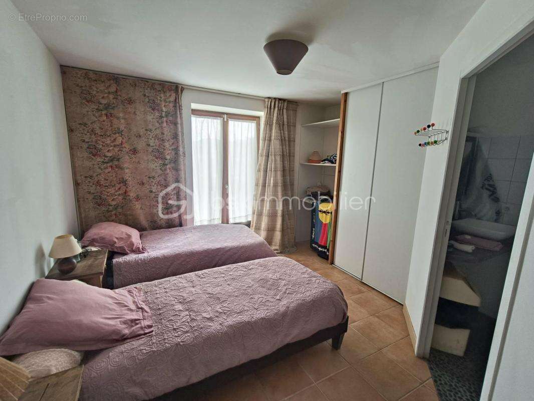 Ensemble Immobilier comprenant 2 maisons avec Piscine + Annexes sis sur 1 Terrain de 2.5 Hectares - photo 9