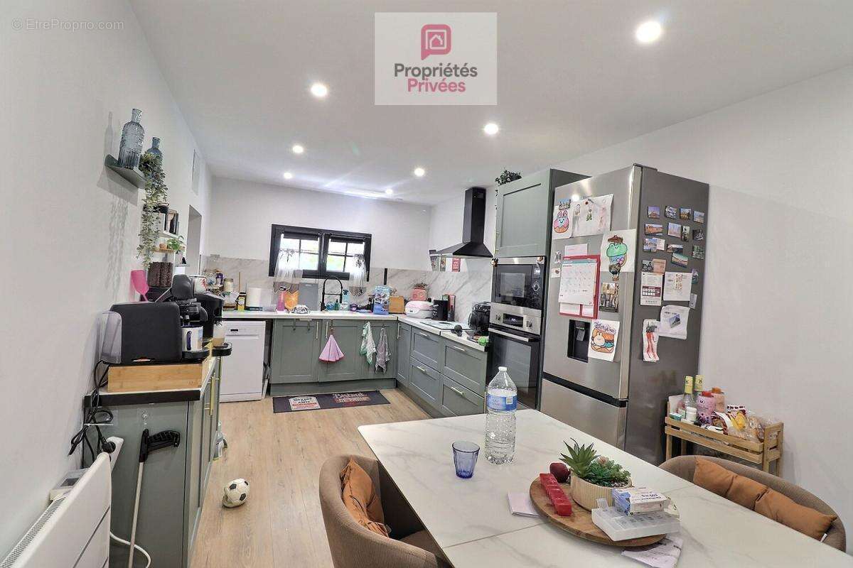 Longère charentaise de 188 m2, une grange intermédiaire pouvant servir d'agrandissement, un gite, un garage à l'est de 36 m2, de - photo 9