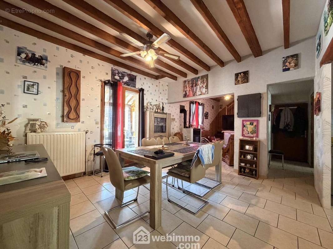 Vous apprécierez la pièce de vie de 41 m² comprenant ...