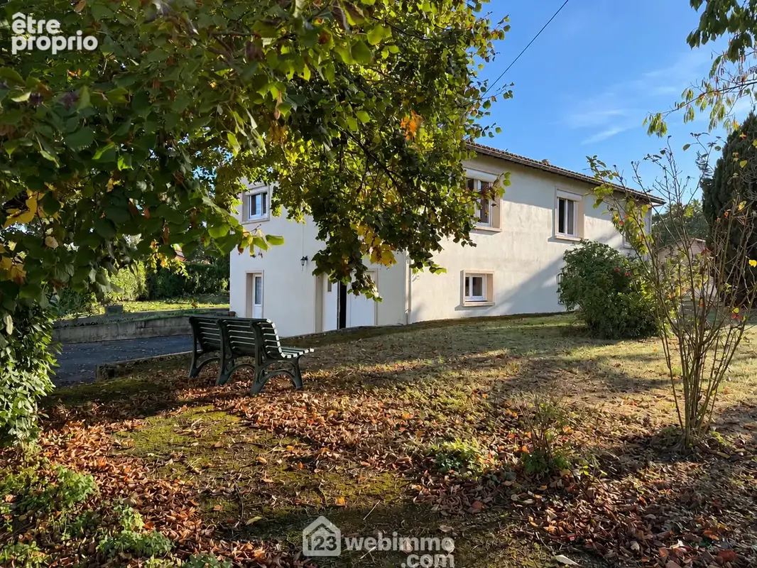 Située à 3 minutes de POUZAUGES, cette maison de 104 m² sur sous-sol propose :