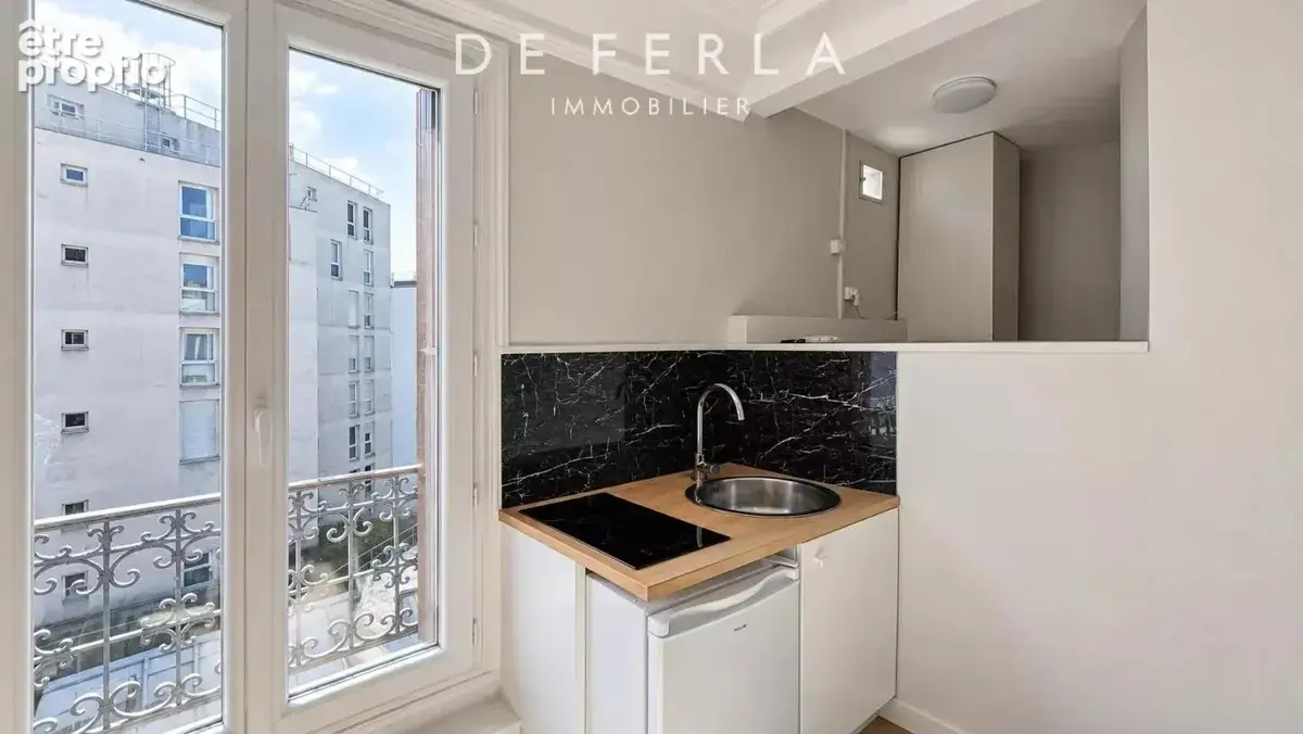 JAURÈS - Studio en dernier étage refait à neuf - photo 3