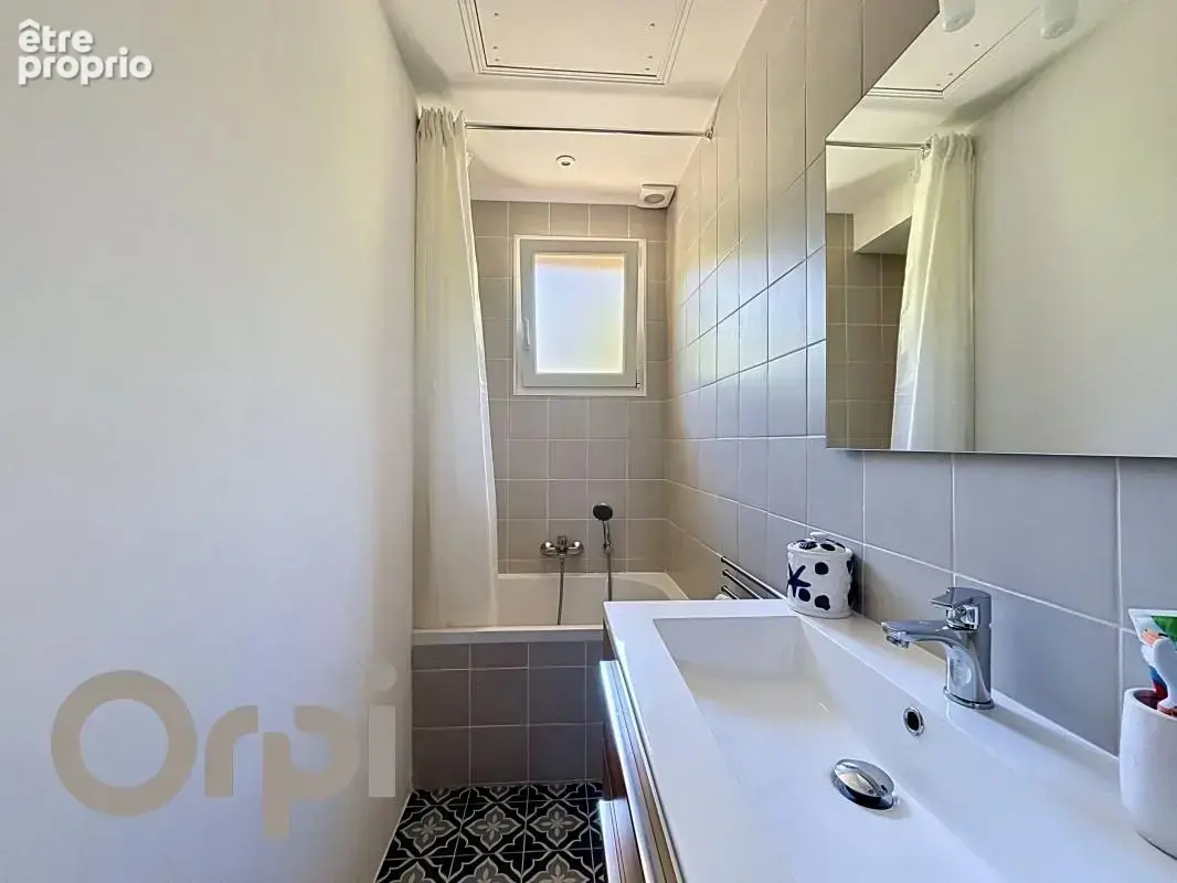 Élégante Propriété avec Vue Dominante • Piscine, Suite Parentale & Studio Indépendant - photo 9