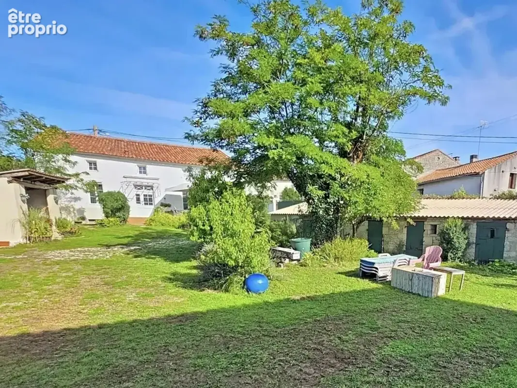 Maison en Pierre de Caractère Rénovée avec Grand Jardin et Potentiel d'aménagement - photo 2