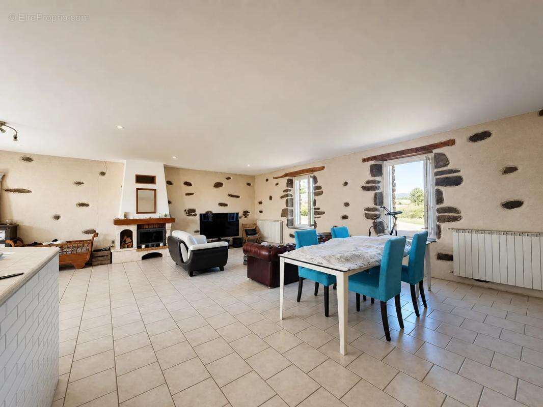 Maison avec dépendance sur 6000m2 de terrain - photo 4
