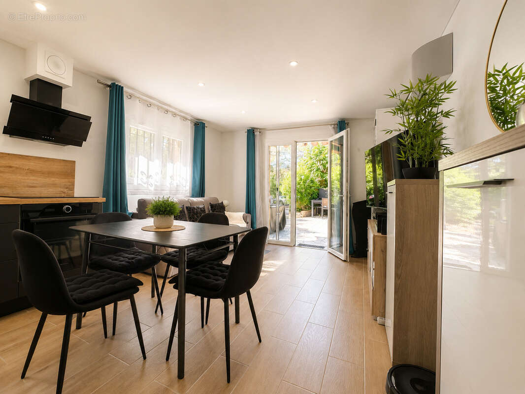 Appartement 33 m2 a frejus en rez-de-jardin, avec piscine terrain de tennis, basket et boules - photo 4
