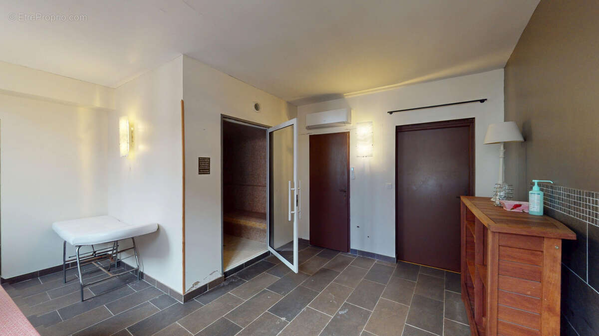 Commerce à CARBONNE