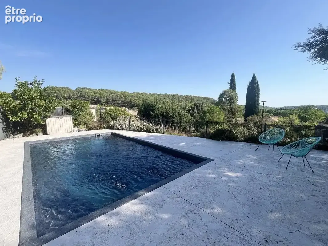 Hors lotissement, avec vue dégagée, villa plain pied, 3 chambres, 2 sanitaires, piscine, garage et dépendance - photo 2
