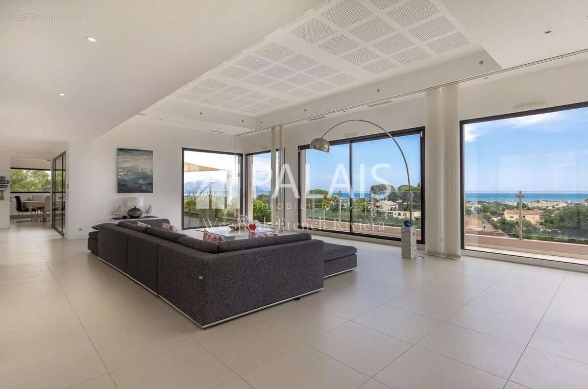 ANTIBES – RASTINES // Villa Contemporaine 240 m² – Jardin – Piscine – Vue Panoramique - photo 3